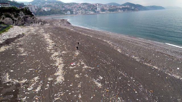 Sahildeki tıbbi atıklar tehlike saçıyor