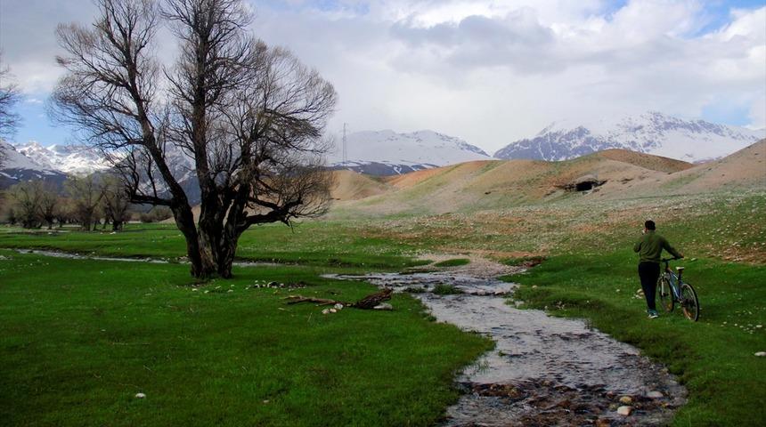 Aksu Deresi ve &ccedil;evresinde ilkbahar g&uuml;zelliği 