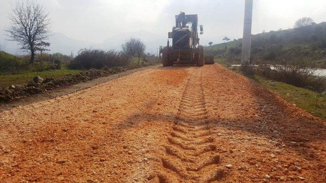 Yunusemre’de ova yolları düzenleniyor