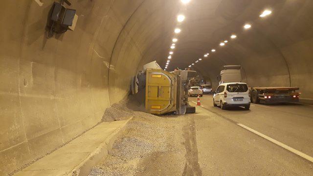 İzmir'de, tünelde kamyon devrildi