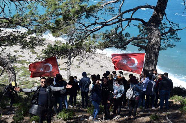 Öğrenciler, Akdeniz'i savaş gemilerine dar eden askerleri siperlerinde andı - Yeniden