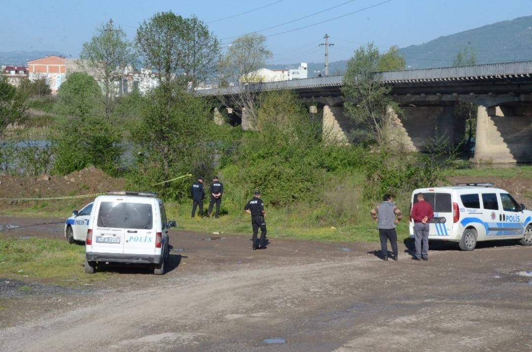 Kendini ağaca astı