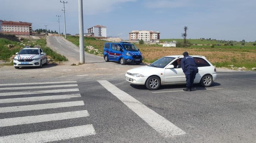 Yaya g&uuml;venliği ve &ouml;nceliği konusunda jandarma trafik ekipleri şof&ouml;rleri bilgilendirdi