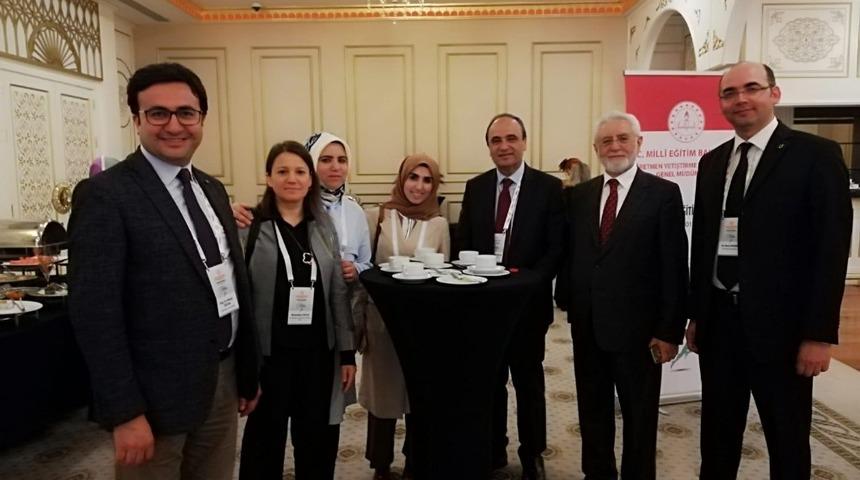 Rekt&ouml;r Ağırak&ccedil;a, yabancı dil eğitim forumuna katıldı