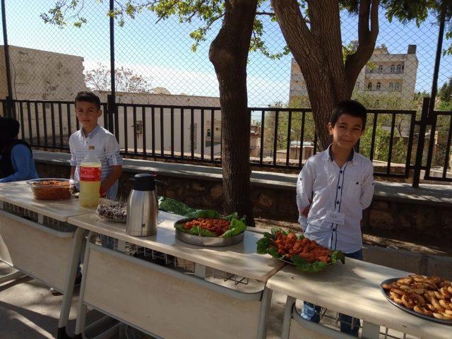 Öğrenciler ramazan öncesi yetimleri sevindirdi