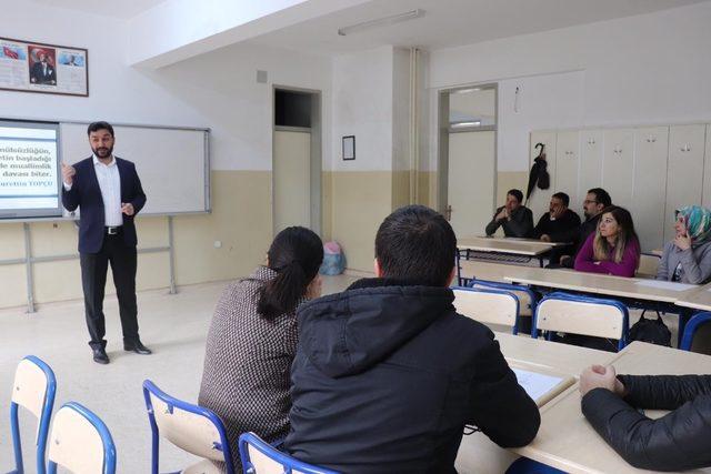 Hakkari’de öğretmen akademi seminerleri sona erdi