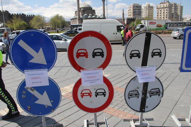 Kayseri'de kurşunlanan trafik levhaları sergilendi