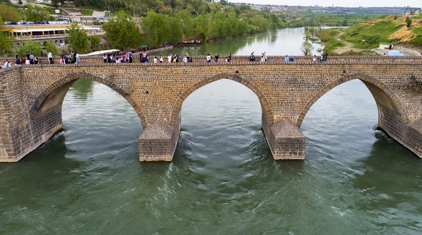 Medeniyetler k&ouml;pr&uuml;s&uuml; Ong&ouml;zl&uuml; K&ouml;pr&uuml;'ye ziyaret&ccedil;i akını