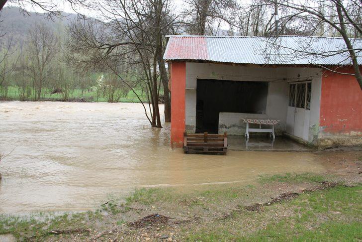 Zap Suyu taştı, yollar su altında kaldı  G1