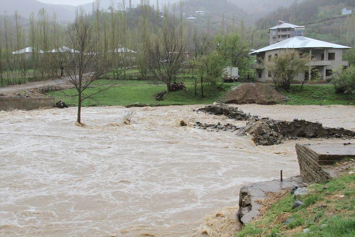 Zap Suyu taştı, yollar su altında kaldı  G3
