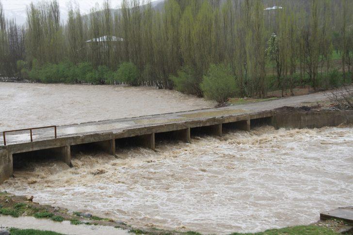 Zap Suyu taştı, yollar su altında kaldı  G4