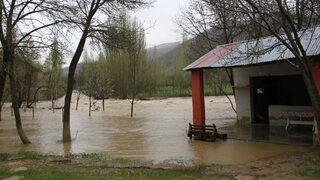 Zap Suyu taştı, yollar su altında kaldı 
