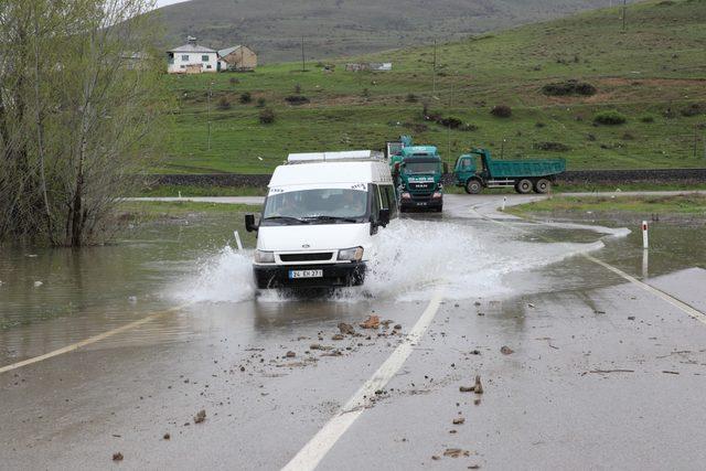 Erzincan'da tarım arazileri su altında kaldı, demiryolu ulaşımı durdu