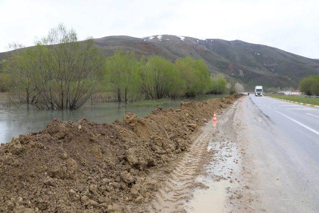 Erzincan'da tarım arazileri su altında kaldı, demiryolu ulaşımı durdu