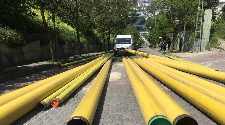 TIR'dan saçılan dev borular caddeyi savaş alanına çevirdi 