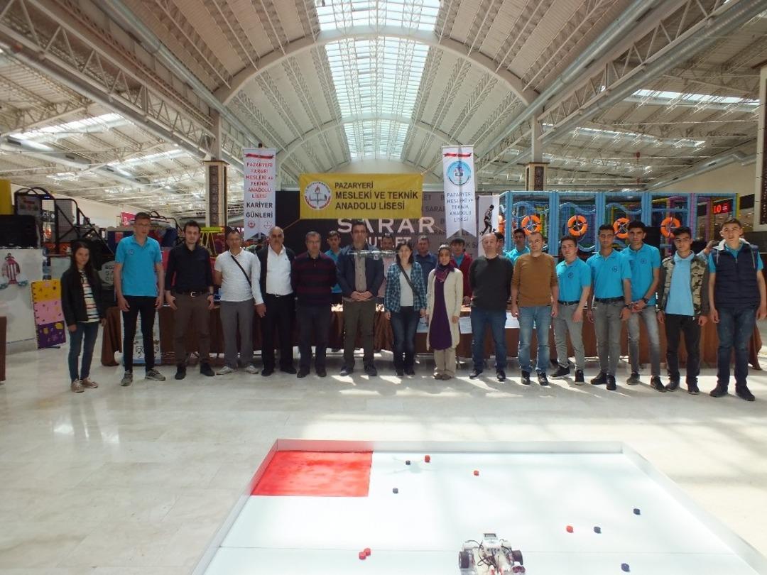 &Ouml;ğrencilerin yapmış olduğu robotlar vatandaşlarla buluştu