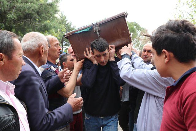 Kalasların altında ölen Uğur'u, babası son yolculuğunda sırtında taşıdı