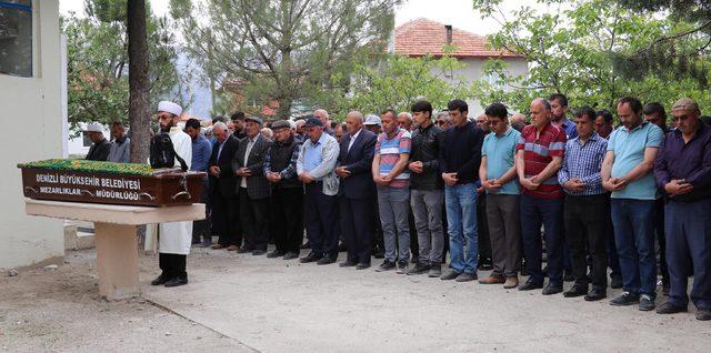 Kalasların altında ölen Uğur'u, babası son yolculuğunda sırtında taşıdı