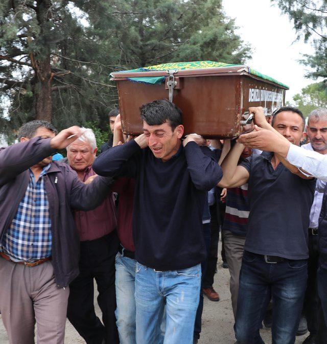 Kalasların altında ölen Uğur'u, babası son yolculuğunda sırtında taşıdı