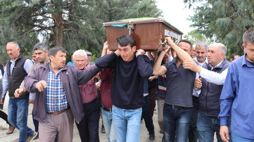 Kalasların altında &ouml;len Uğur'u, babası son yolculuğunda sırtında taşıdı