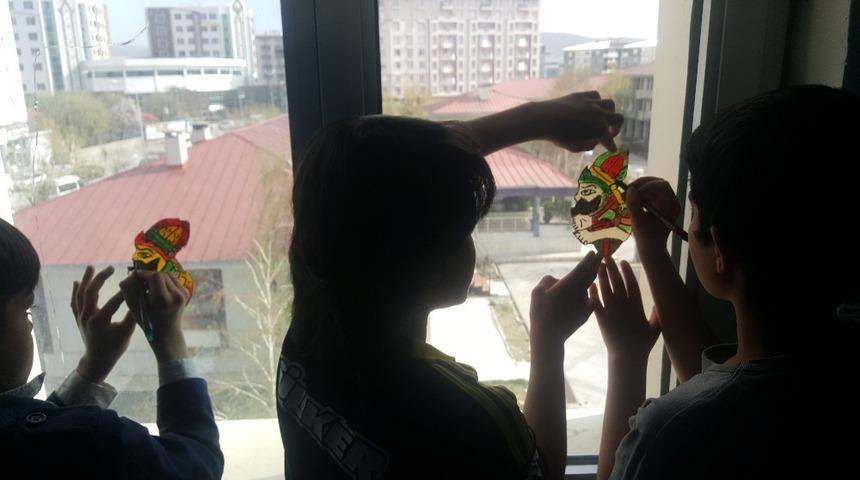 M&uuml;lteci &ccedil;ocuklar Karag&ouml;z-Hacivat ile tanıştı