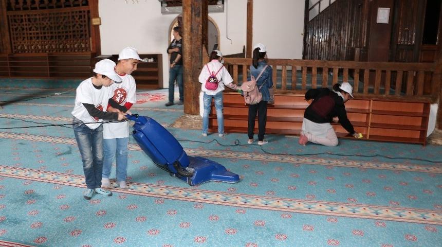 Beyşehir&rsquo;de ortaokul &ouml;ğrencileri cami temizliği yaptı