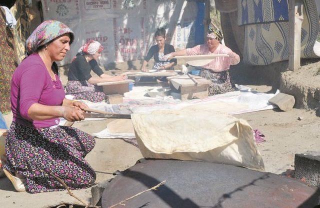 Köylü kadınların yufka ekmeği geleneği sürüyor