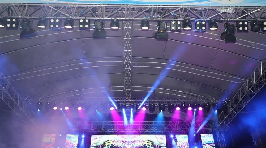 ER&Uuml;&rsquo;de Konser Veren Hande Yener, &Ouml;ğrencileri Coşturdu