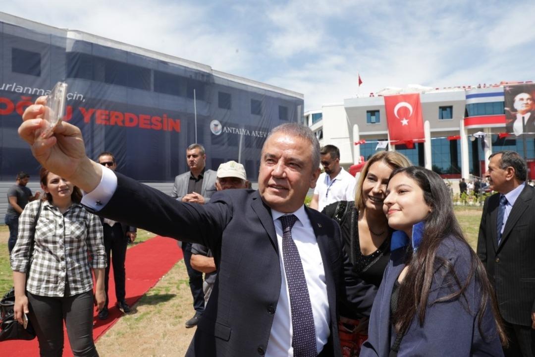 Başkan B&ouml;cek, gen&ccedil;lerin mezuniyet sevincine ortak oldu