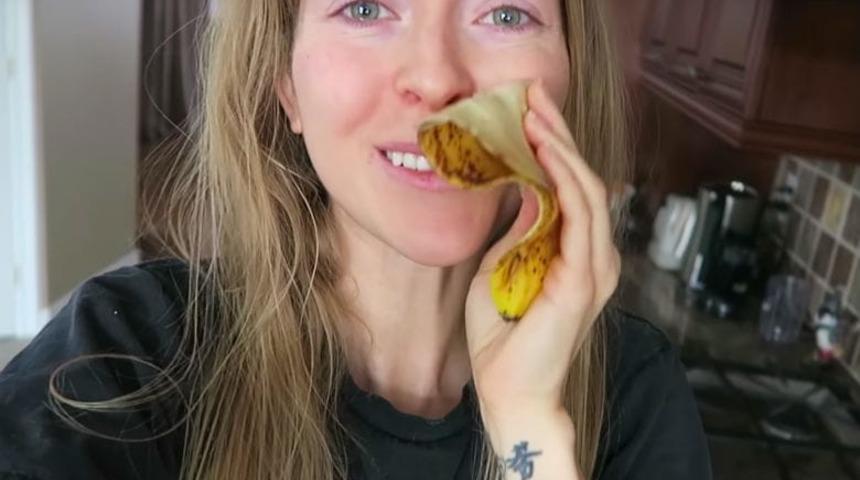 Muz kabuğunu yüzüne sürdü internet çıldırdı! İşte nedeni