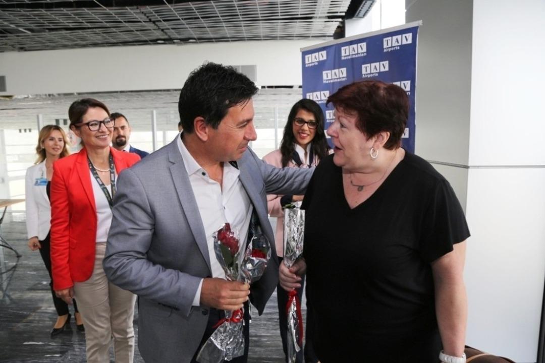 5 yıl aradan sonra geldiler, g&uuml;llerle karşılandılar