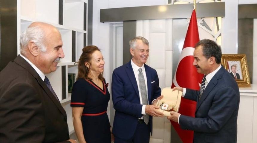 Büyükelçi Chris Cooter, Kılınç ile bir araya geldi