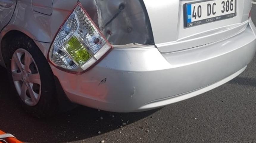 Hafif ticari araç ile otomobil çarpıştı: 12 yaralı