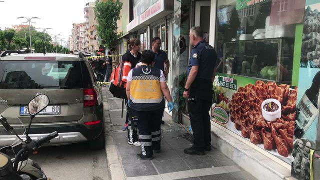 Kızını taciz ettiği iddiasıyla çiğ köfteciyi ayağından vurdu