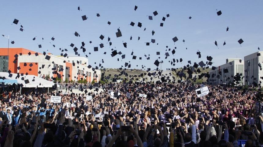 Üniversite öğrencileri kep attı