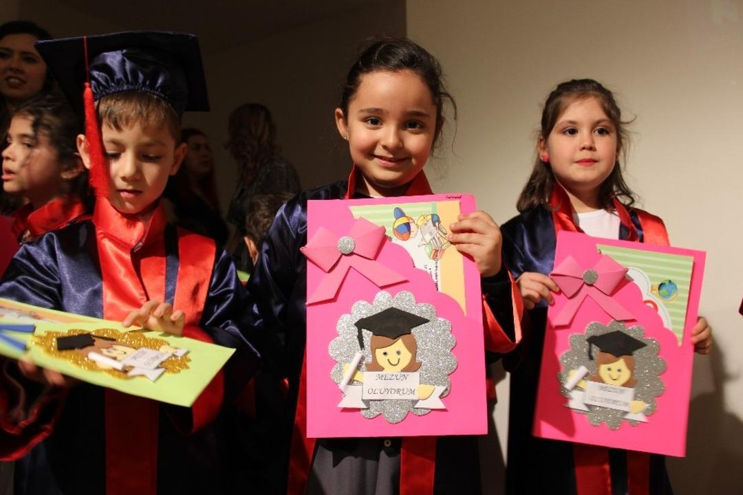 Miniklerden muhteşem yılsonu g&ouml;sterisi