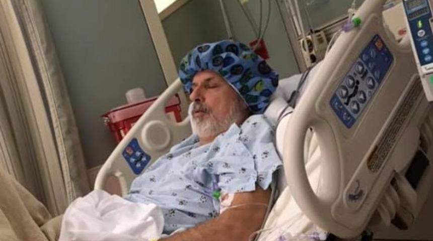 Uçakta ellerinin ve ayaklarının şiştiğini fark etti! Sebebini duyunca şoke oldu