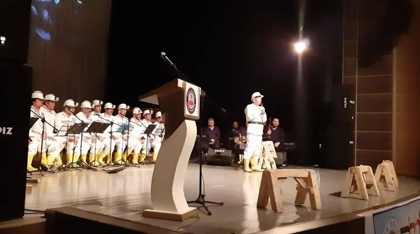 &rsquo;Madenciler Korosu geceye damgasını vurdu