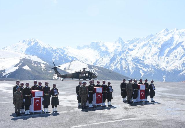 Şehit 3 asker i&ccedil;in Hakkari Dağ ve Komando Tugay Komutanlığı nda t&ouml;ren 2