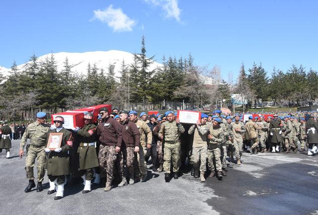 Şehit 3 asker için Hakkari Dağ ve Komando Tugay Komutanlığı'nda tören