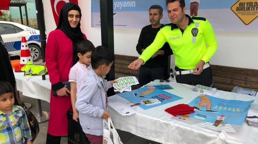 Nusaybin polisi trafik standı a&ccedil;tı