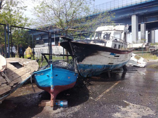 Haliç'te 2 tekne yandı