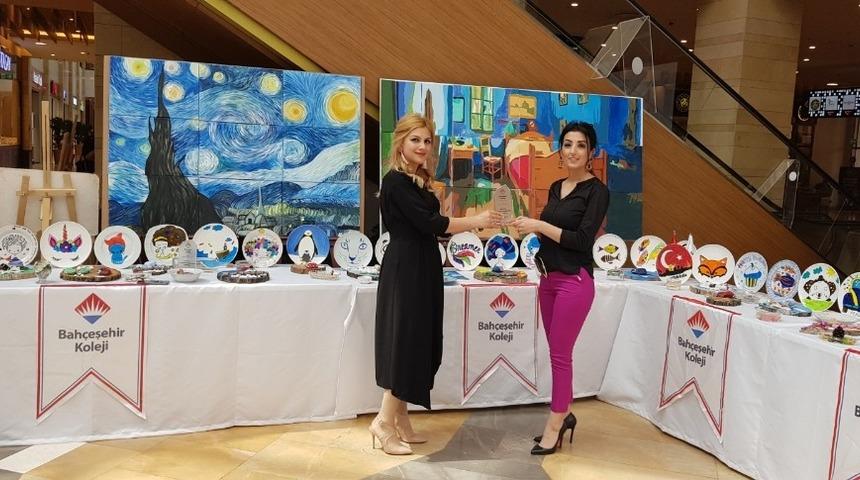 &Ouml;ğrencilerden Piazza&rsquo;da sergi