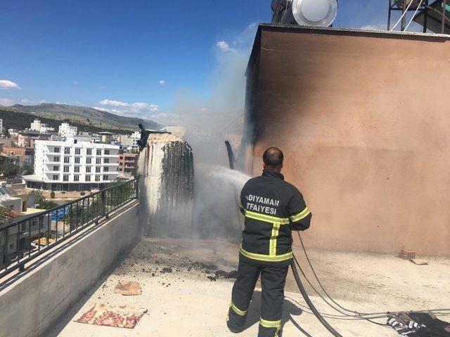 Bina çatısındaki odunluk yangını korkuttu