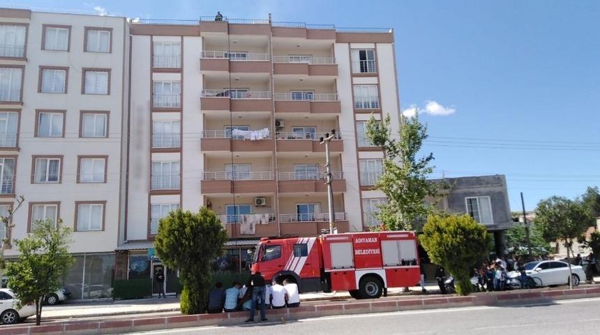 Bina &ccedil;atısındaki odunluk yangını korkuttu