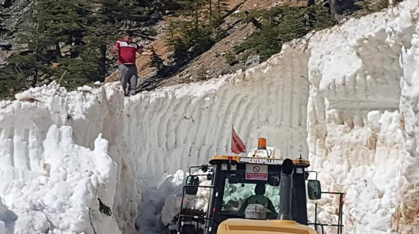 Alanya'da, 8 metrelik karla kaplı yol açıldı