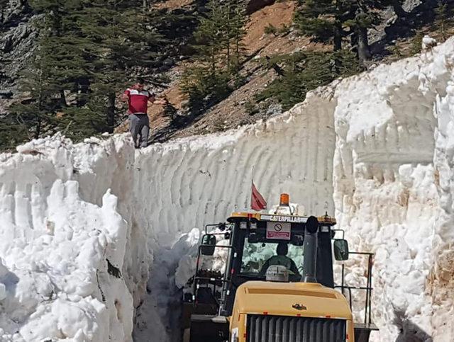 Alanya'da, 8 metrelik karla kaplı yol açıldı