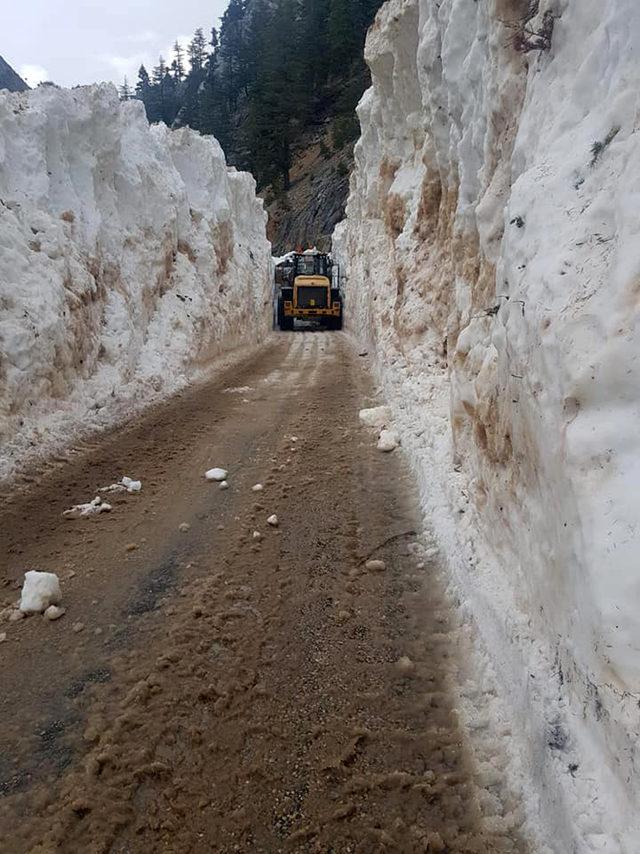 Alanya'da, 8 metrelik karla kaplı yol açıldı