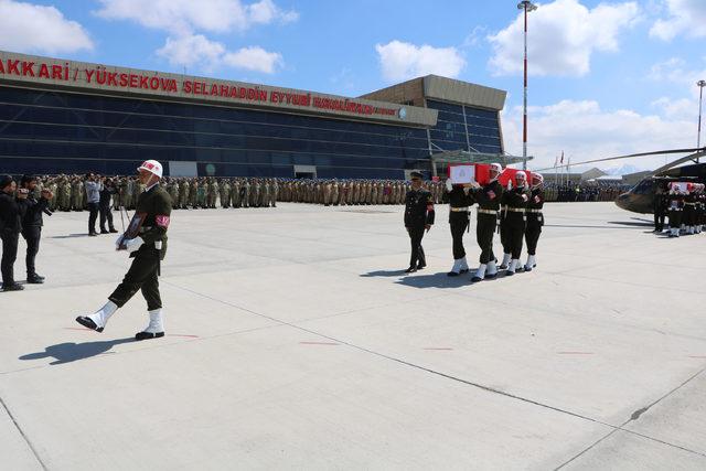 Şehit 3 asker için Hakkari Dağ ve Komando Tugay Komutanlığı'nda tören (2)
