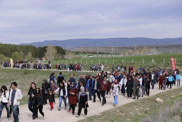 Büyükşehir Belediyesi, Sarımsaklı Barajı’nda doğa yürüyüşü ve fidan dikme etkinliği yaptı